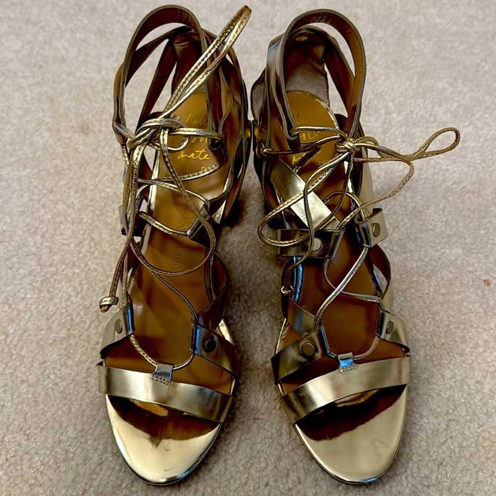 Banana republic “hello soul mate” gold strappy block heel sandal dress shoe